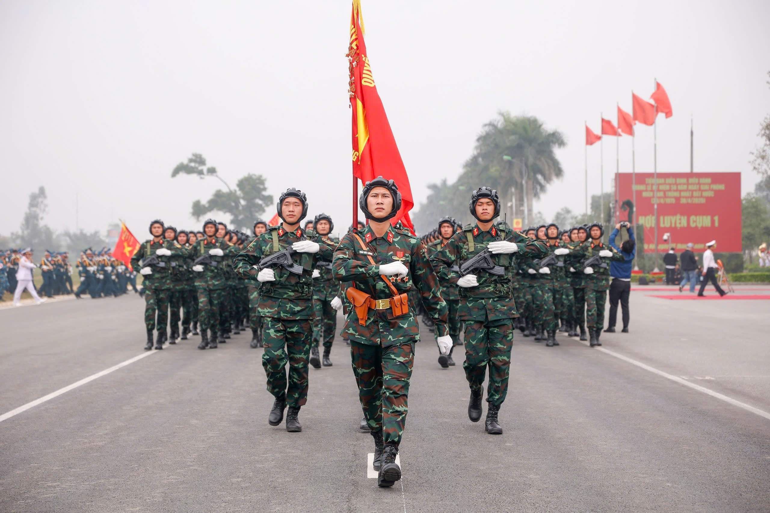 2 đại tướng kiểm tra hợp luyện diễu binh, diễu hành 50 năm đất nước thống nhất - Ảnh 7.