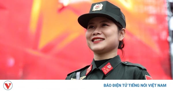 Una agente de policía participa con orgullo en las operaciones de mantenimiento de la paz de Vietnam en una misión de la ONU.