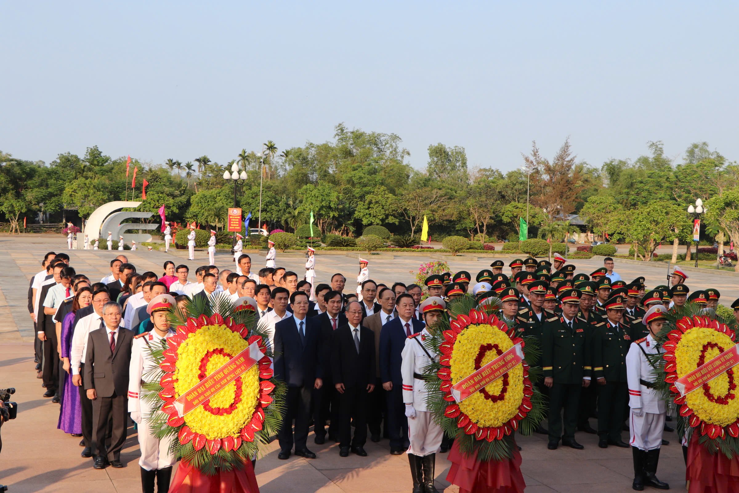 Trưởng Ban Tuyên giáo và Dân vận Trung ương dâng hương tưởng nhớ các Anh hùng Liệt sĩ- Ảnh 2.