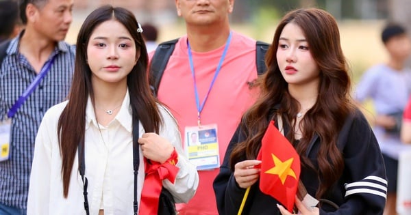 Fans excitedly came to the stadium to support the Vietnamese team against Laos