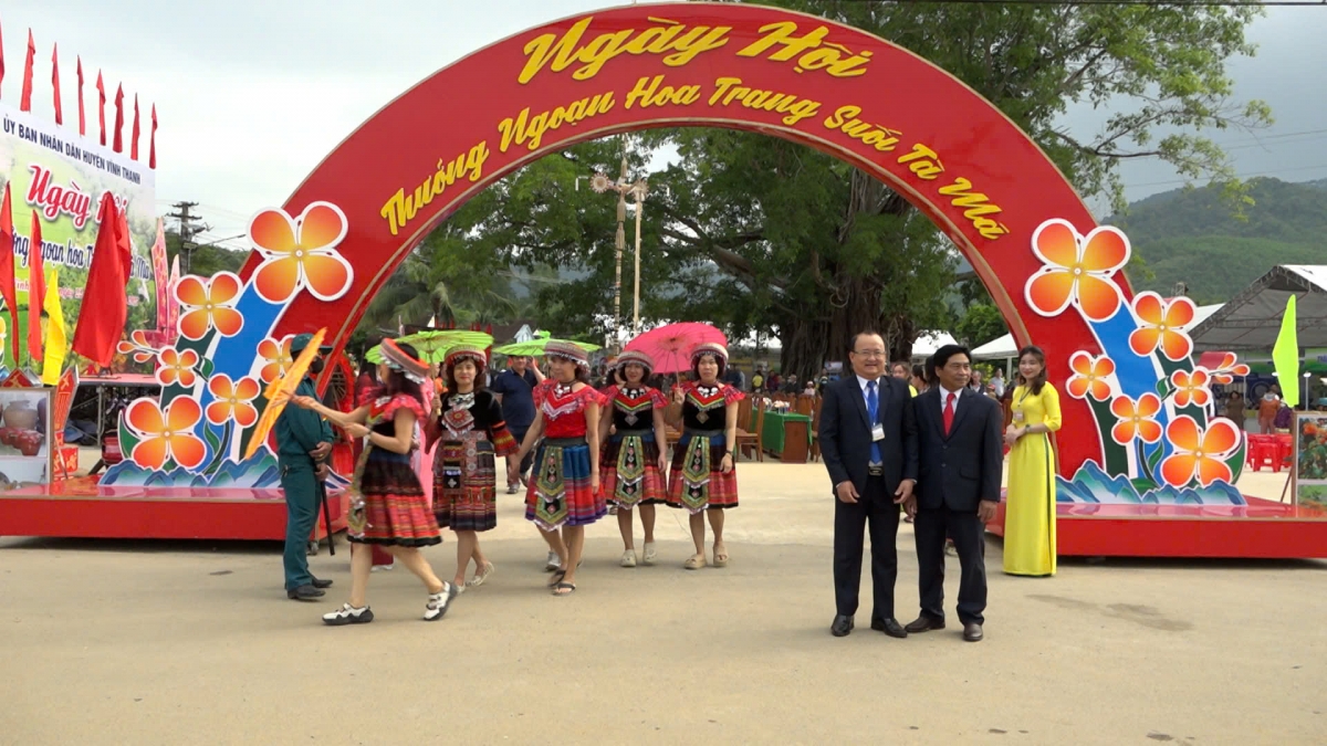 ngay hoi thuong ngoan hoa trang suoi ta ma o vung cao binh Dinh hinh anh 9