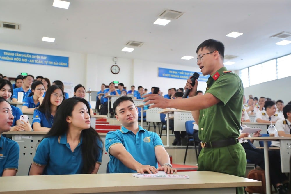 Gương mặt trẻ Việt Nam tiêu biểu 2024 - Đại úy Trần Vĩnh Chiến tuyên truyền phòng chống tội phạm ma túy