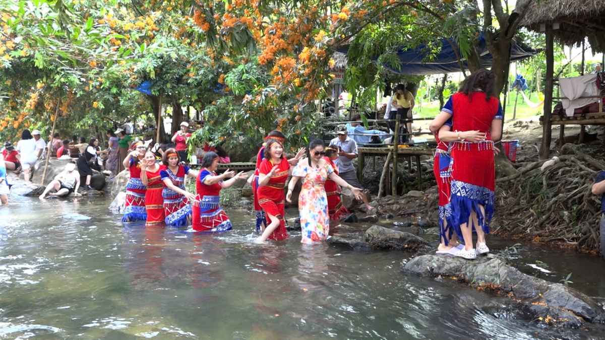 ngay hoi thuong ngoan hoa trang suoi ta ma o vung cao binh Dinh hinh anh 5