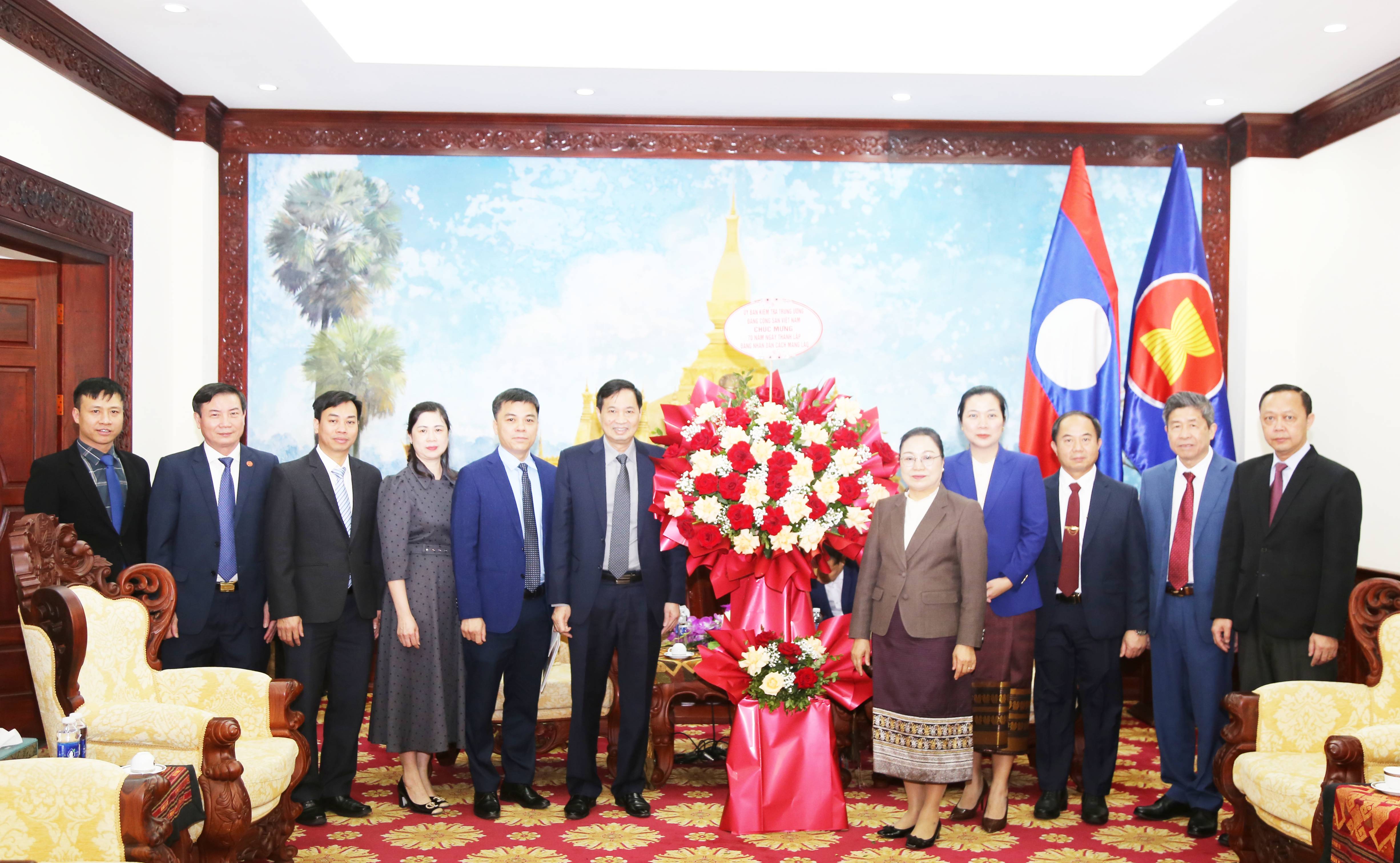 La Commission centrale d'inspection félicite le 70e anniversaire de la fondation du Parti révolutionnaire populaire lao