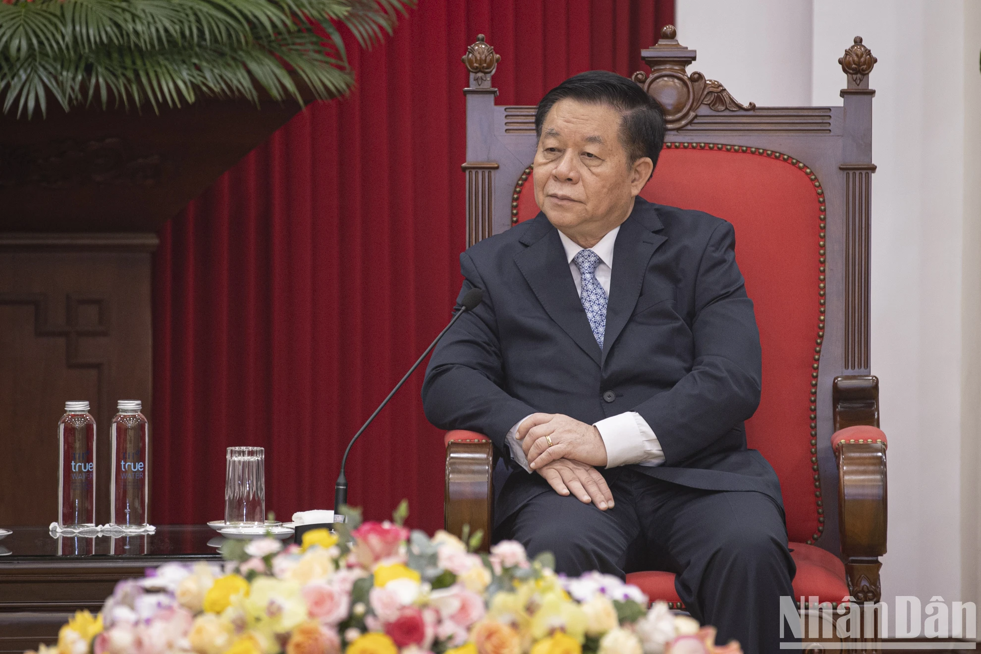 [Foto] El jefe de la Comisión Central de Propaganda y Movilización de Masas, Nguyen Trong Nghia, recibió a la delegación del periódico Nhan Dan Daily. Foto 5