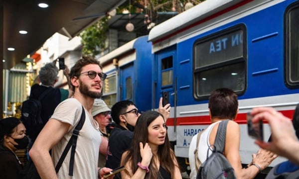 Hundreds of tourists were asked to leave the train street cafe.