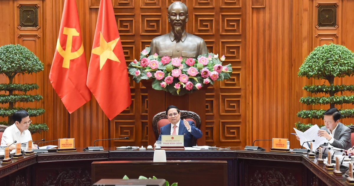 [Foto] Premierminister Pham Minh Chinh trifft sich mit dem Ministerium für Bildung und Ausbildung; Gesundheitsministerium über den dem Politbüro vorgelegten Projektentwurf