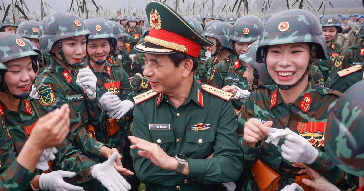 Une femme soldat souhaite serrer la main du général Phan Van Giang et prendre une photo avec lui.