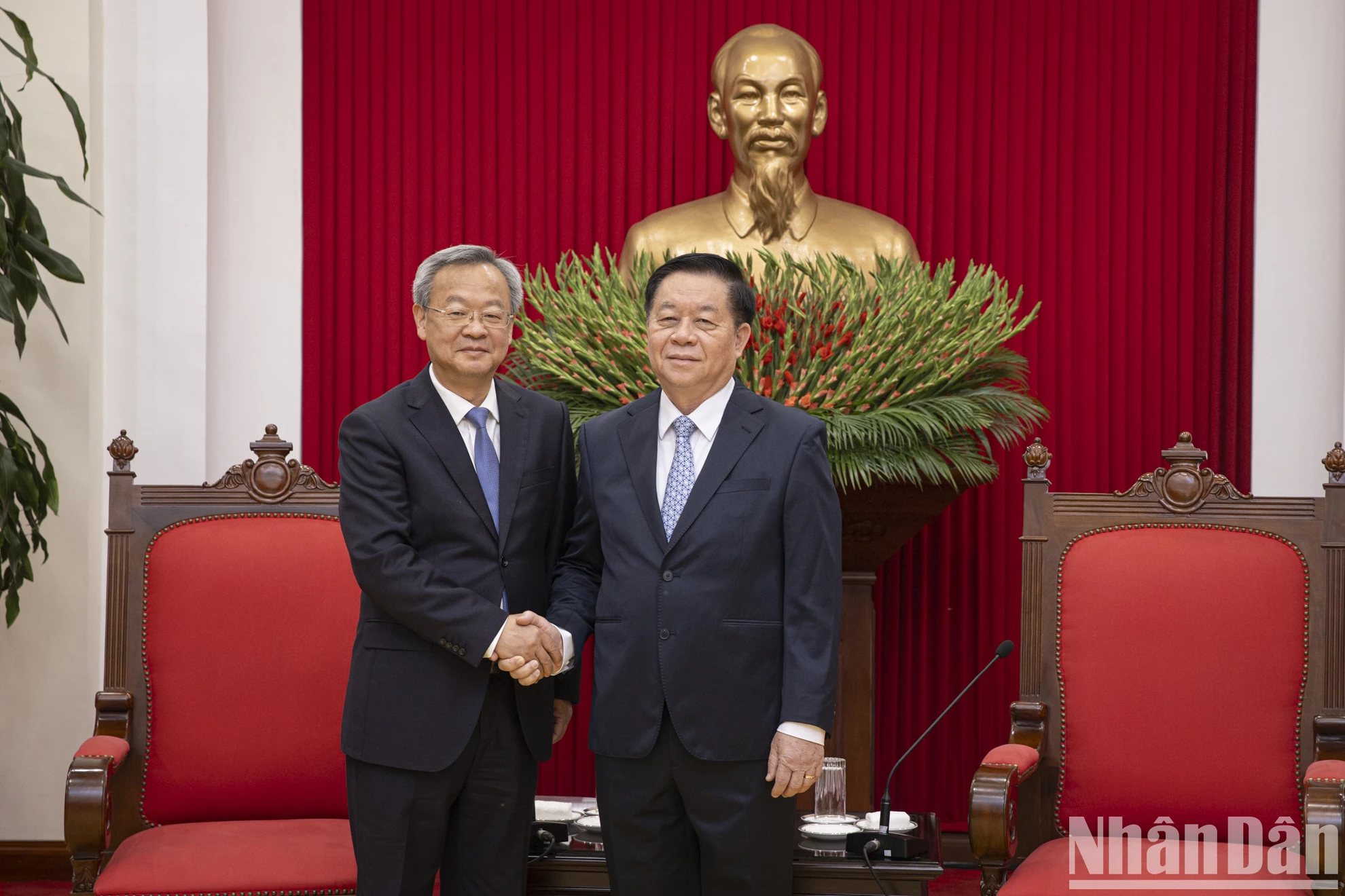 [Foto] El jefe de la Comisión Central de Propaganda y Movilización de Masas, Nguyen Trong Nghia, recibió a la delegación del periódico Nhan Dan Daily. Foto 2