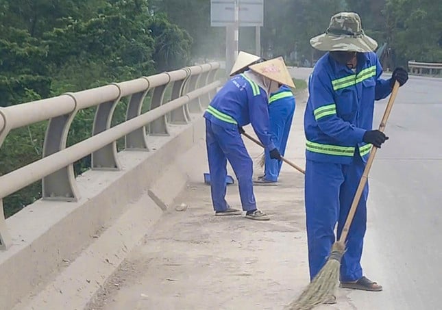 Quang Tri se mobilise pour nettoyer le parcours du marathon de Tien Phong 2025 photo 1