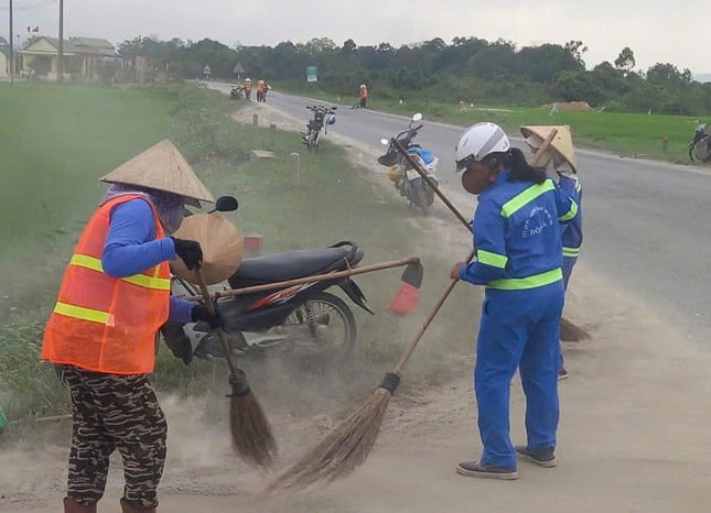 Quang Tri se mobilise pour nettoyer le parcours du marathon de Tien Phong 2025 photo 2