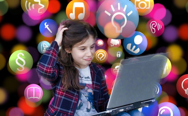 Für die Online-Sicherheit ihrer Kinder ist eine große Herausforderung für Eltern – Illustrationsfoto.