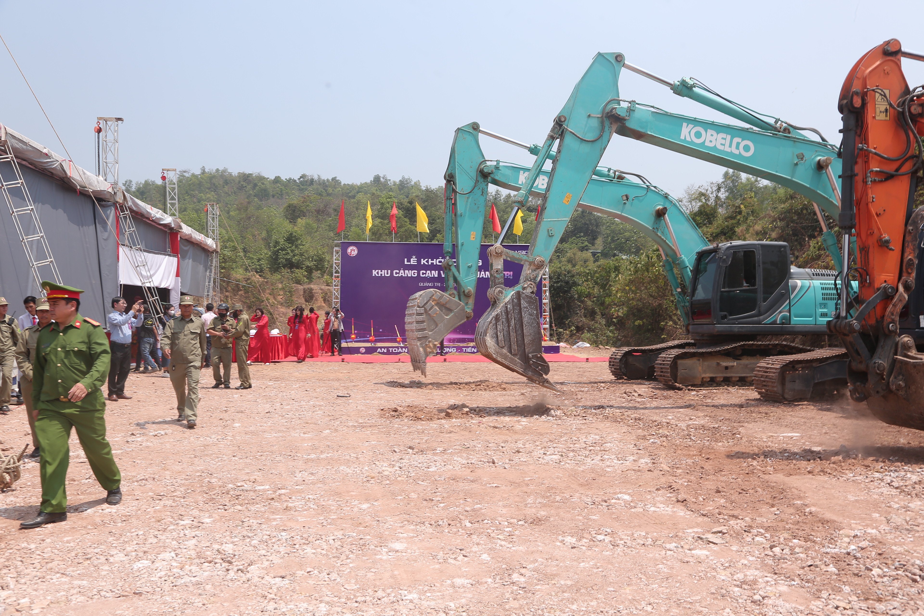 Ceremonia de inauguración del proyecto del puerto seco VSICO Quang Tri en el puesto fronterizo internacional de Lao Bao