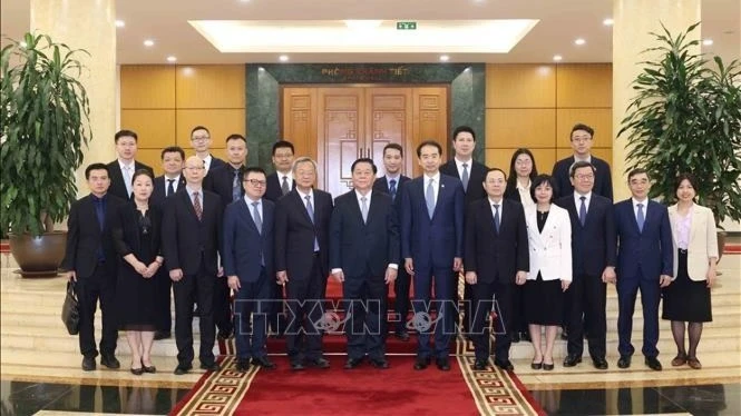 Head of the Central Propaganda and Mass Mobilization Commission Nguyen Trong Nghia received a delegation from the People's Daily of China.