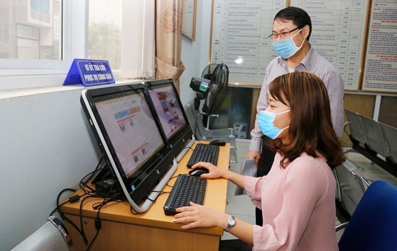 하노이는 기구를 개편할 때 간부, 공무원, 공공근로자에 대한 평가 기준을 어떻게 안내합니까?