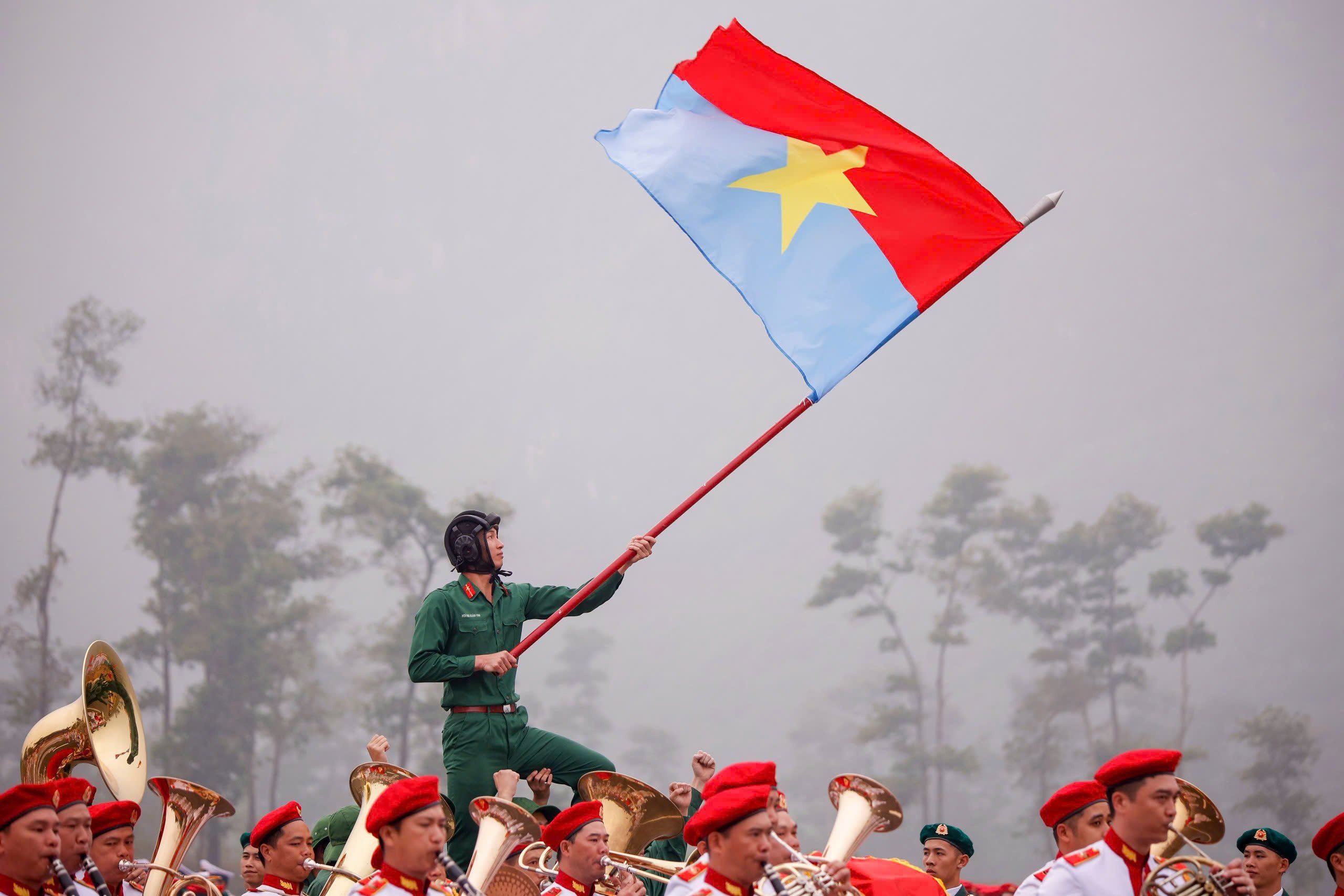 2 đại tướng kiểm tra hợp luyện diễu binh, diễu hành 50 năm đất nước thống nhất - Ảnh 5.