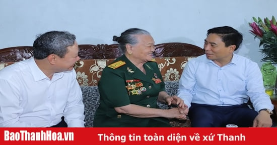 Provincial Party Secretary Nguyen Doan Anh visited and presented gifts to People's Armed Forces Heroes and martyrs' relatives on the occasion of the 60th anniversary of Ham Rong victory.