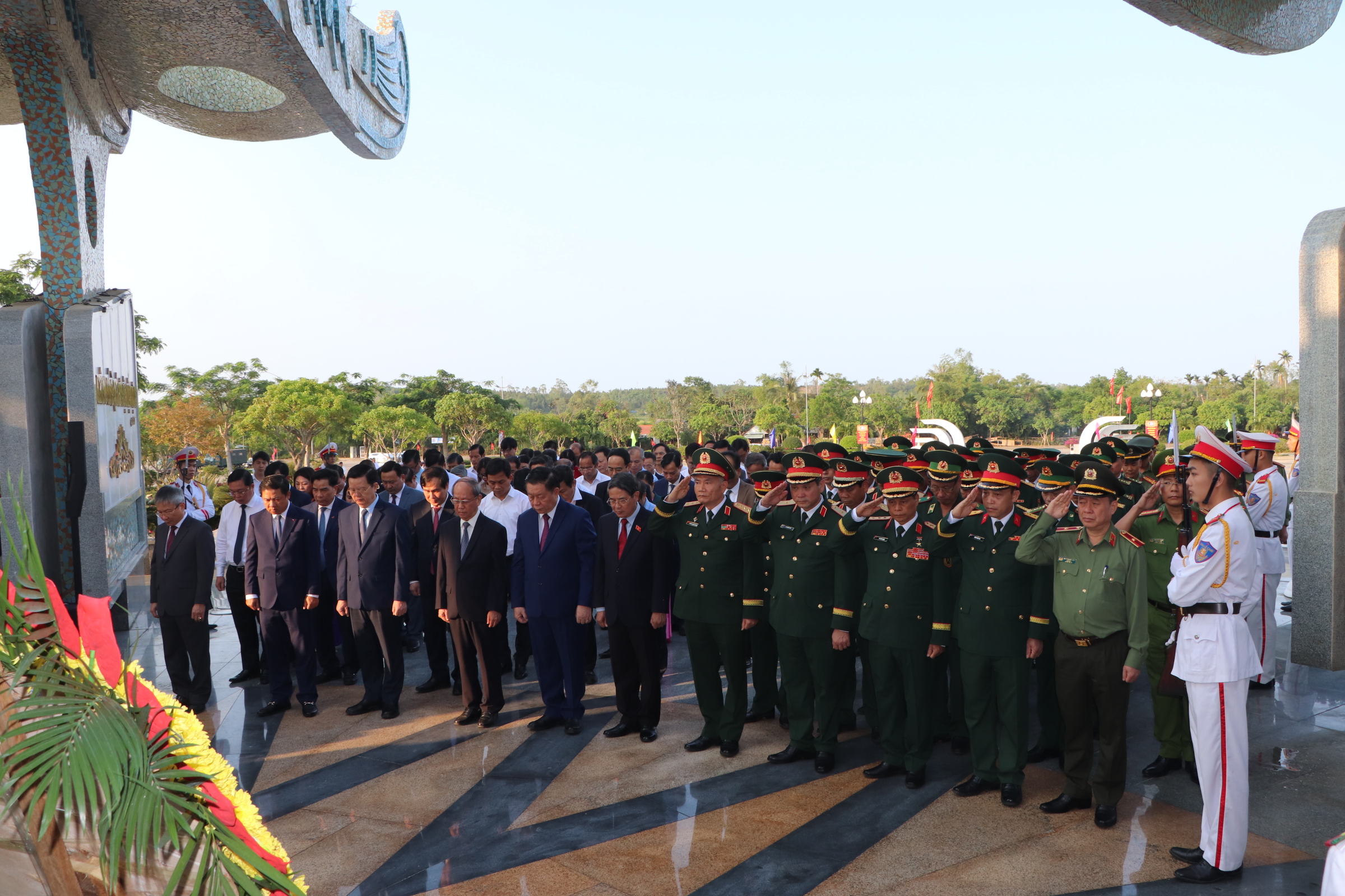 Trưởng Ban Tuyên giáo và Dân vận Trung ương dâng hương tưởng nhớ các Anh hùng Liệt sĩ- Ảnh 3.