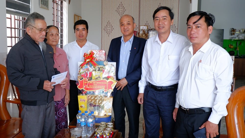 Le vice-président du Comité populaire de la ville, Le Quang Nam, a rendu visite aux familles politiques et leur a offert des cadeaux