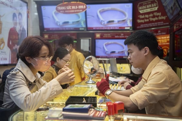 El precio del oro cayó hoy, ¿debería la gente comprar oro?