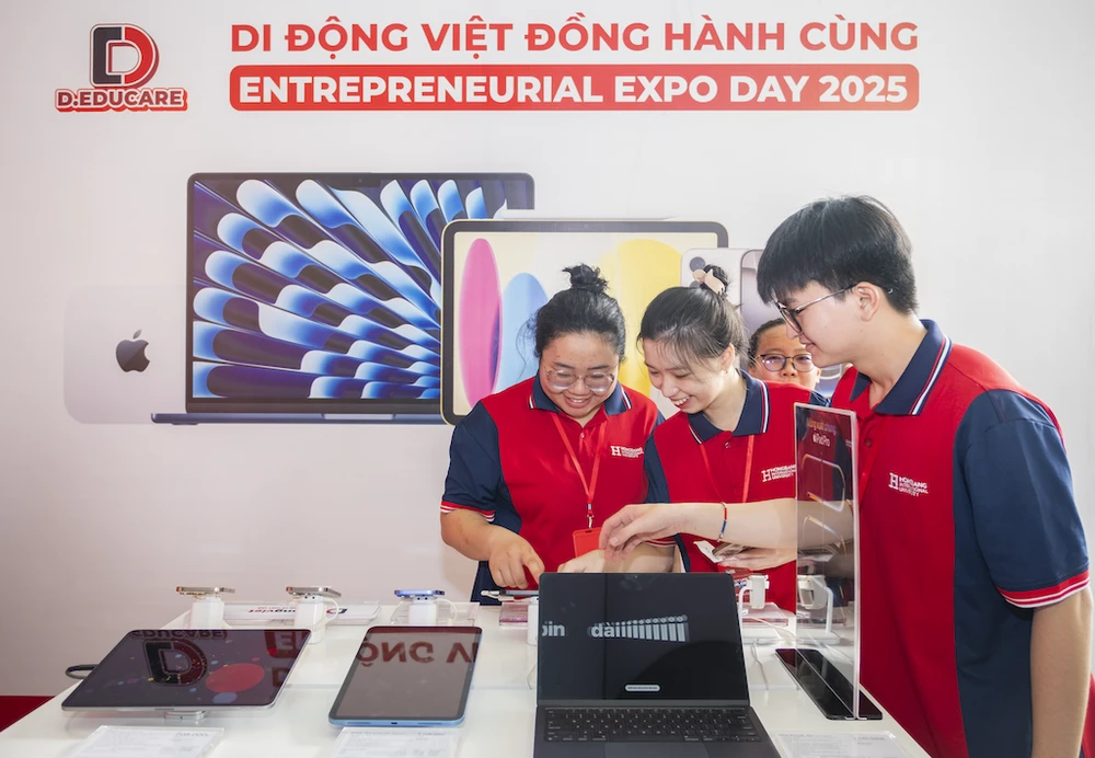 Mobile Vietnam apporte des appareils technologiques aux étudiants