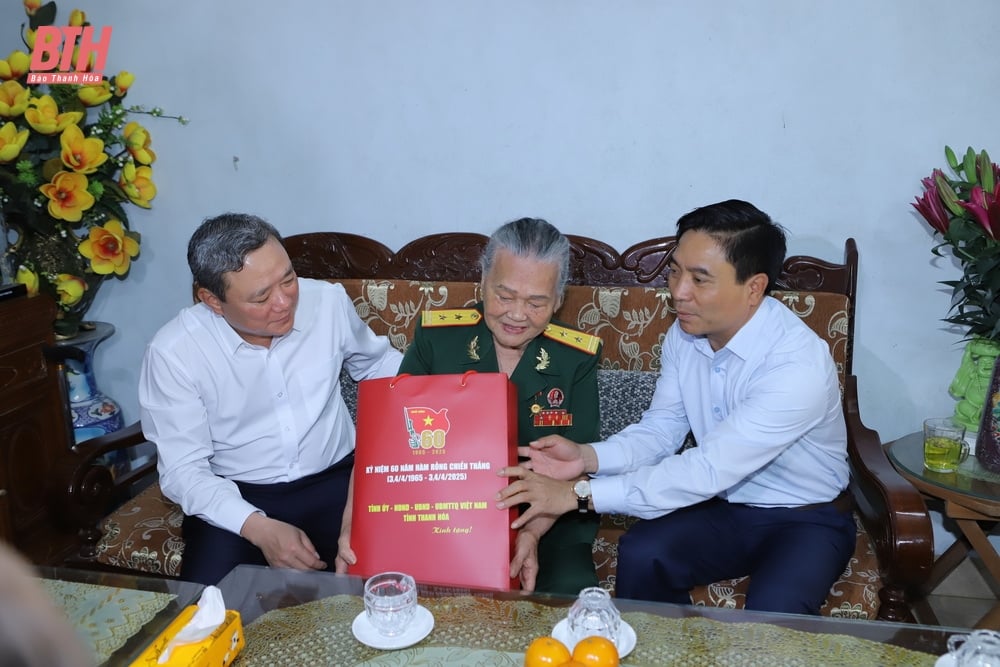 응우옌 도안 아인 성 당 서기가 함롱 전투 승리 60주년을 맞아 인민군 영웅과 순국자 가족을 방문하여 선물을 전달했습니다.