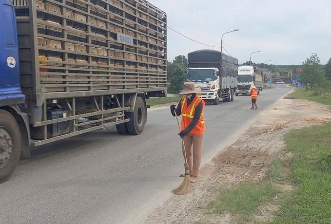 Quang Tri se mobilise pour nettoyer le parcours du marathon de Tien Phong 2025 photo 3