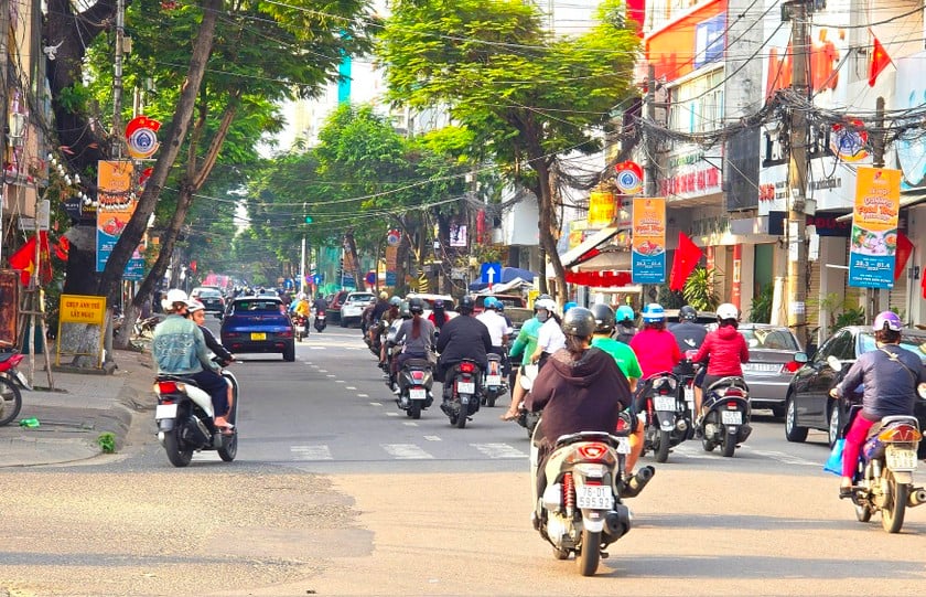 Đường Phan Châu Trinh là một trong bốn tuyến đường được cải tạo hệ thống thoát nước và hạ ngầm cáp thông tin, điện chiếu sáng.