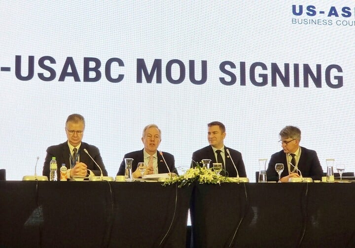 M. Ted Osius (deuxième à partir de la gauche) a déclaré qu'il s'agissait de la plus grande délégation commerciale américaine jamais envoyée au Vietnam. (Photo : Duong Hung)