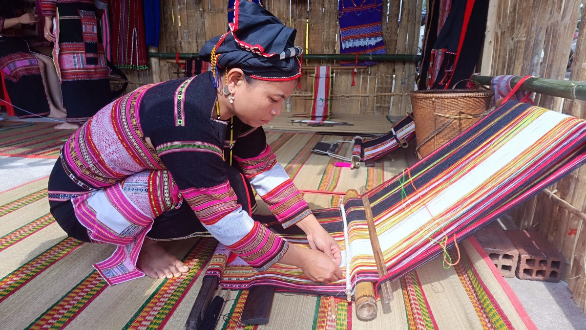 ngay hoi thuong ngoan hoa trang suoi ta ma o vung cao binh Dinh hinh anh 8