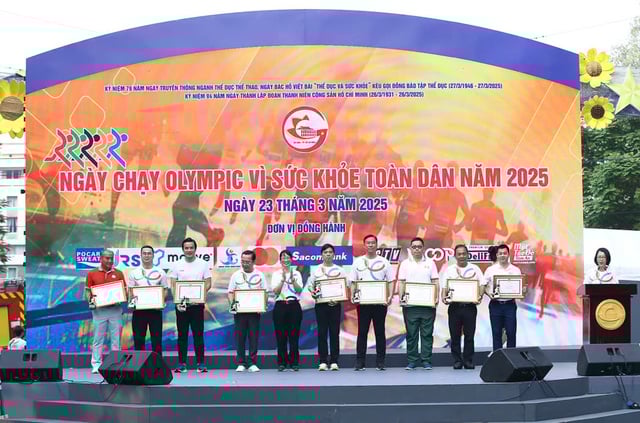 Hàng nghìn người dân TP HCM tham gia Ngày chạy Olympic - Ảnh 1.