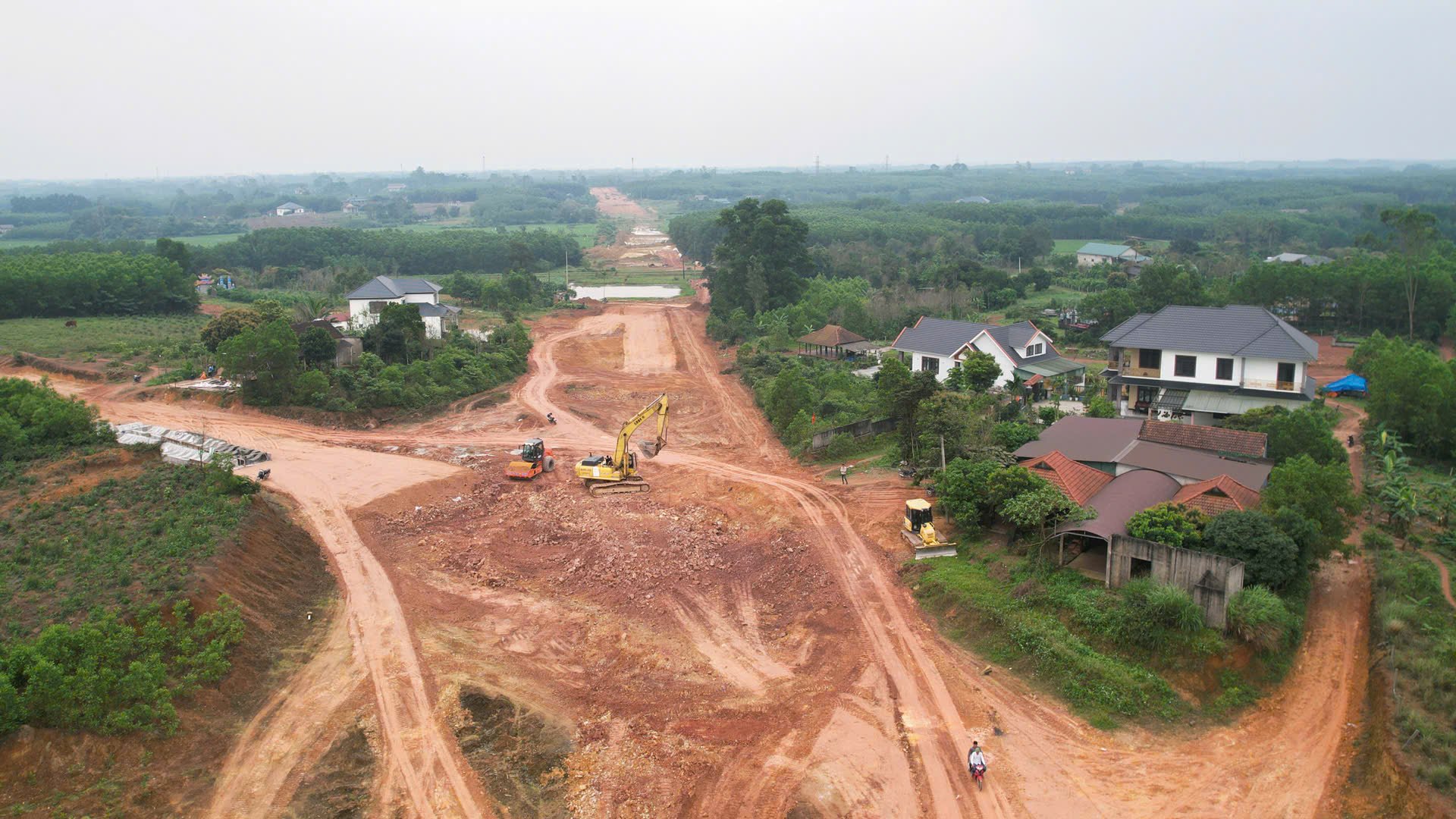 Beseitigung von Hindernissen bei der Landrodung, um den Baufortschritt des Straßenbauprojekts Hung Vuong zu beschleunigen