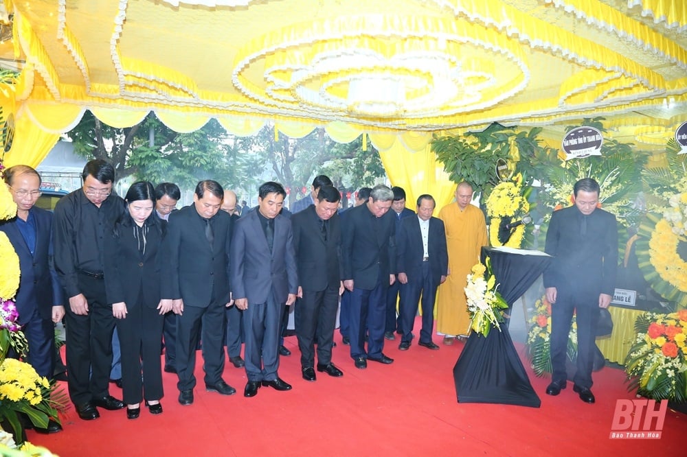 Funeral and farewell ceremony for comrade Pham Minh Doan, former Deputy Secretary of the Provincial Party Committee, former Chairman of the People's Committee of Thanh Hoa province, to his final resting place.