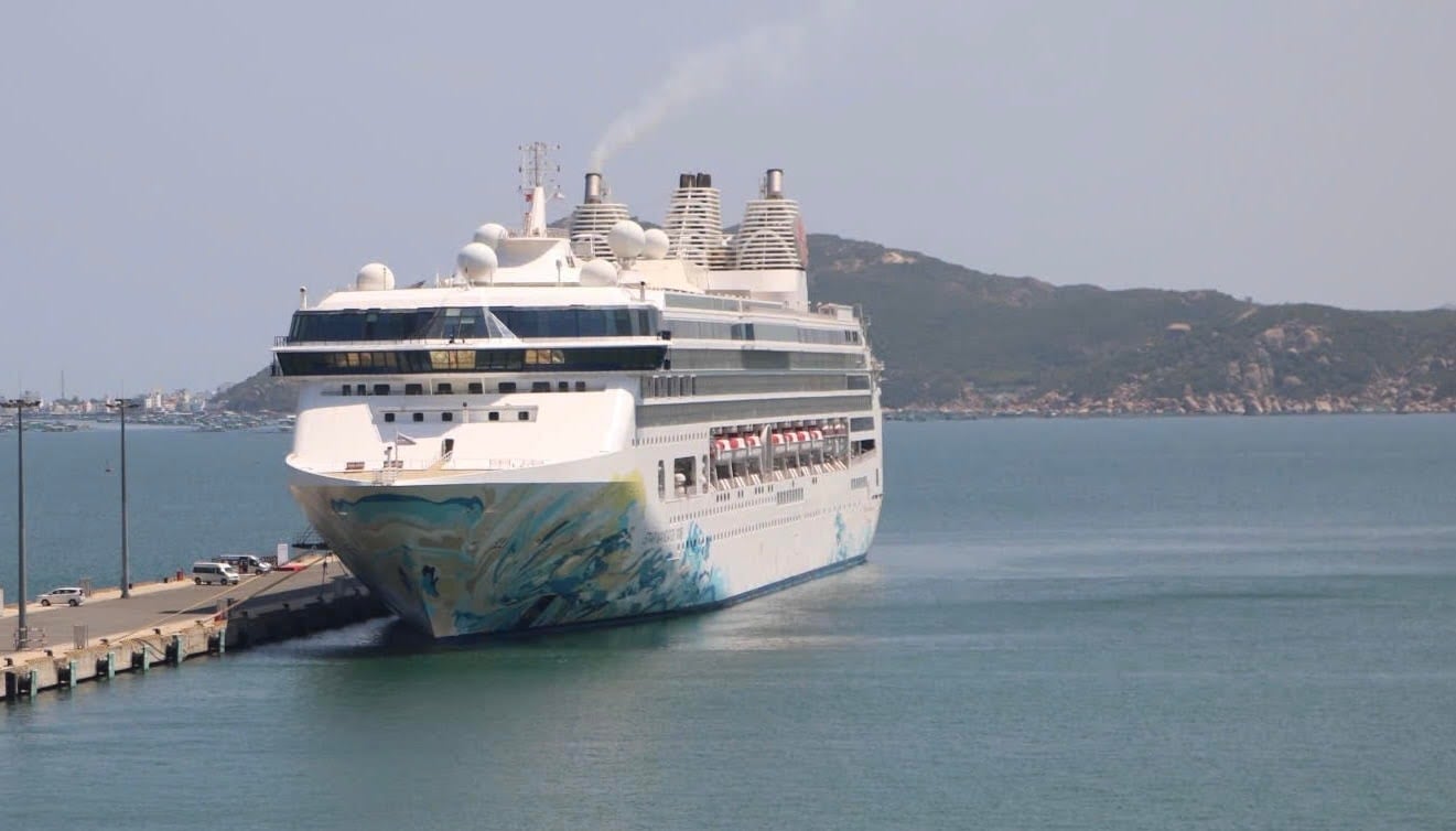 Das internationale Kreuzfahrtschiff namens Star Navigaor mit über 1.000 Touristen aus vielen Ländern legte im internationalen Hafen von Cam Ranh an.