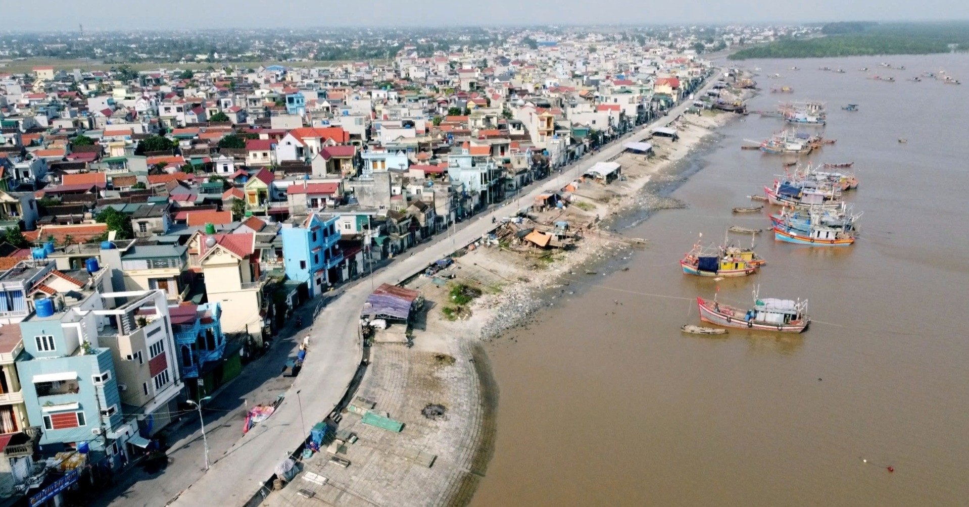 Die Gemeinde hat die kleinste Fläche, aber die höchste Bevölkerungsdichte in Vietnam.