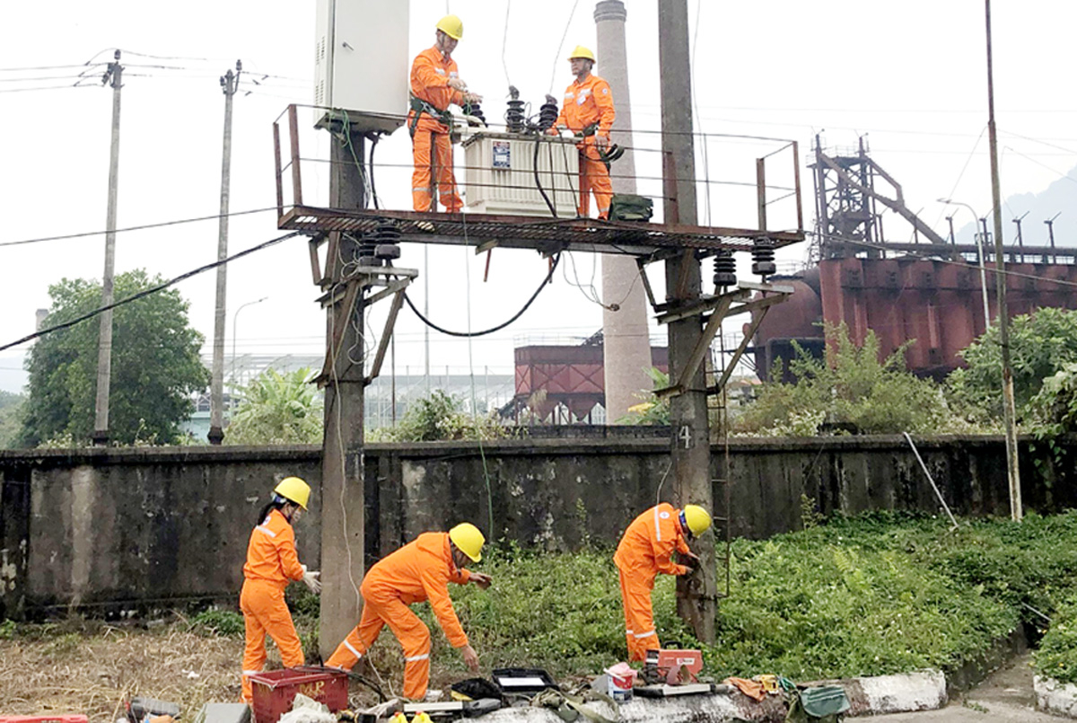 ハザン電力会社の労働者がビンヴァン工業団地の顧客のために変電所を保守している。