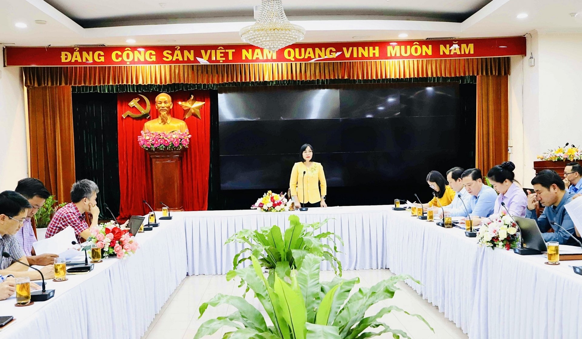 성 인민위원회 부위원장인 응우옌 티 호앙(Nguyen Thi Hoang)은 2025년 신농촌 건설 성과에 대한 부서 및 지방 자치 단체와의 실무 회의를 주재했습니다. 사진: B.Nguyen