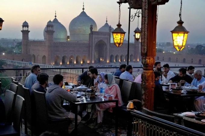Du khách dùng bữa tại nhà hàng trong tháng lễ Ramadan. Ảnh: K.M. Chaudary/ AP