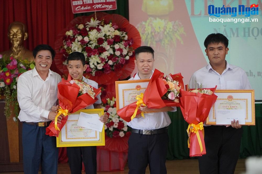El director del Departamento de Cultura, Deportes y Turismo, Nguyen Tien Dung, entregó certificados de mérito a los estudiantes con excelentes logros en estudios y formación.