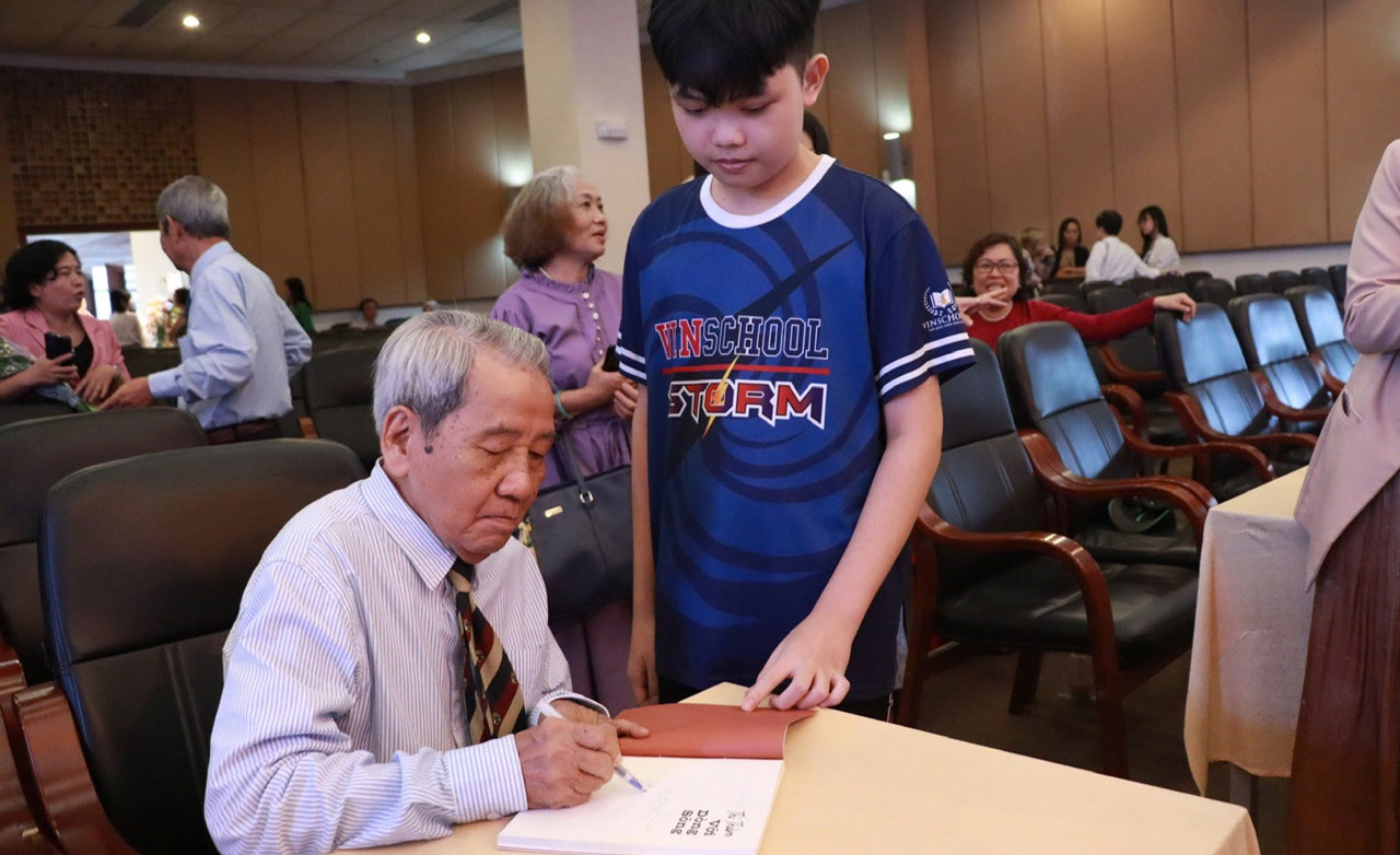 詩人ホアイ・ヴーが読者にサイン会