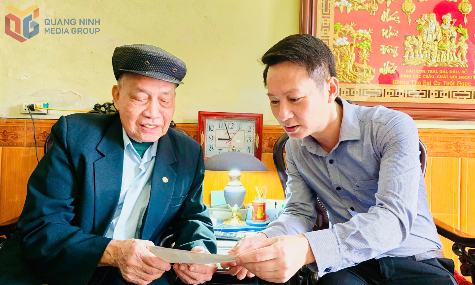 Herr Doan Van Phong, ehemaliger stellvertretender Direktor der Uong Bi Thermal Power Company (links), sprach mit Reportern über die Jahre des Baus des Uong Bi-Kraftwerks.