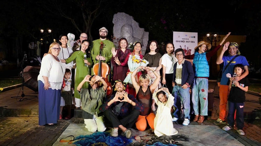 Артисты музыкального вечера «Harmonic Quang Nam – Native Melody» сфотографировались со зрителями. Фото: Документ