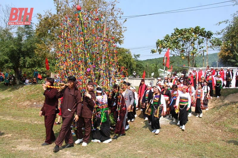 スアンフック村でのタイ民族のキンチェンボク5月祭り