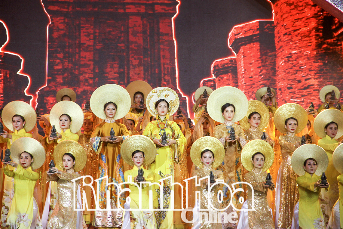 Cảnh tái hiện nghi thức rước trầm trong một chương trình nghệ thuật diễn ra ở TP. Nha Trang. Ảnh minh họa.  