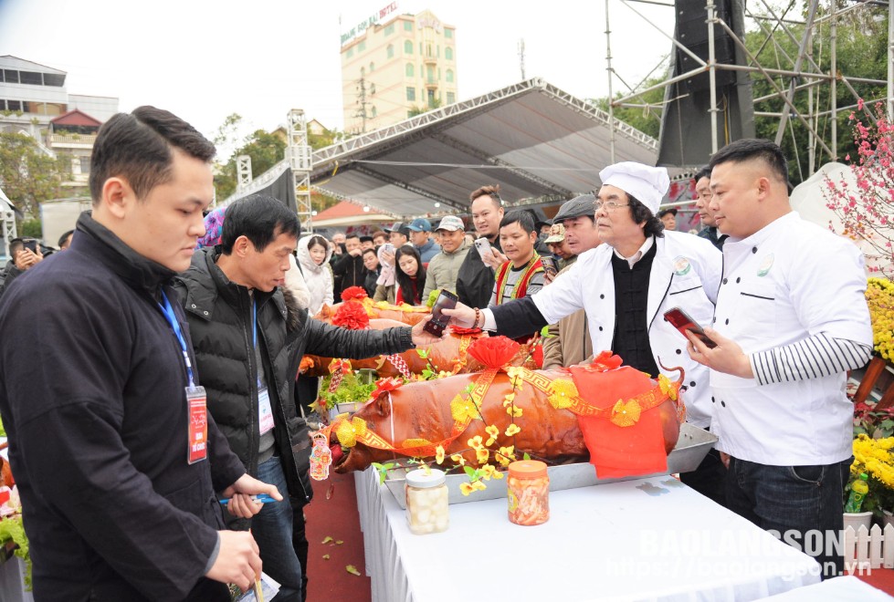 คณะกรรมการให้คะแนนการแข่งขันย่างหมู
