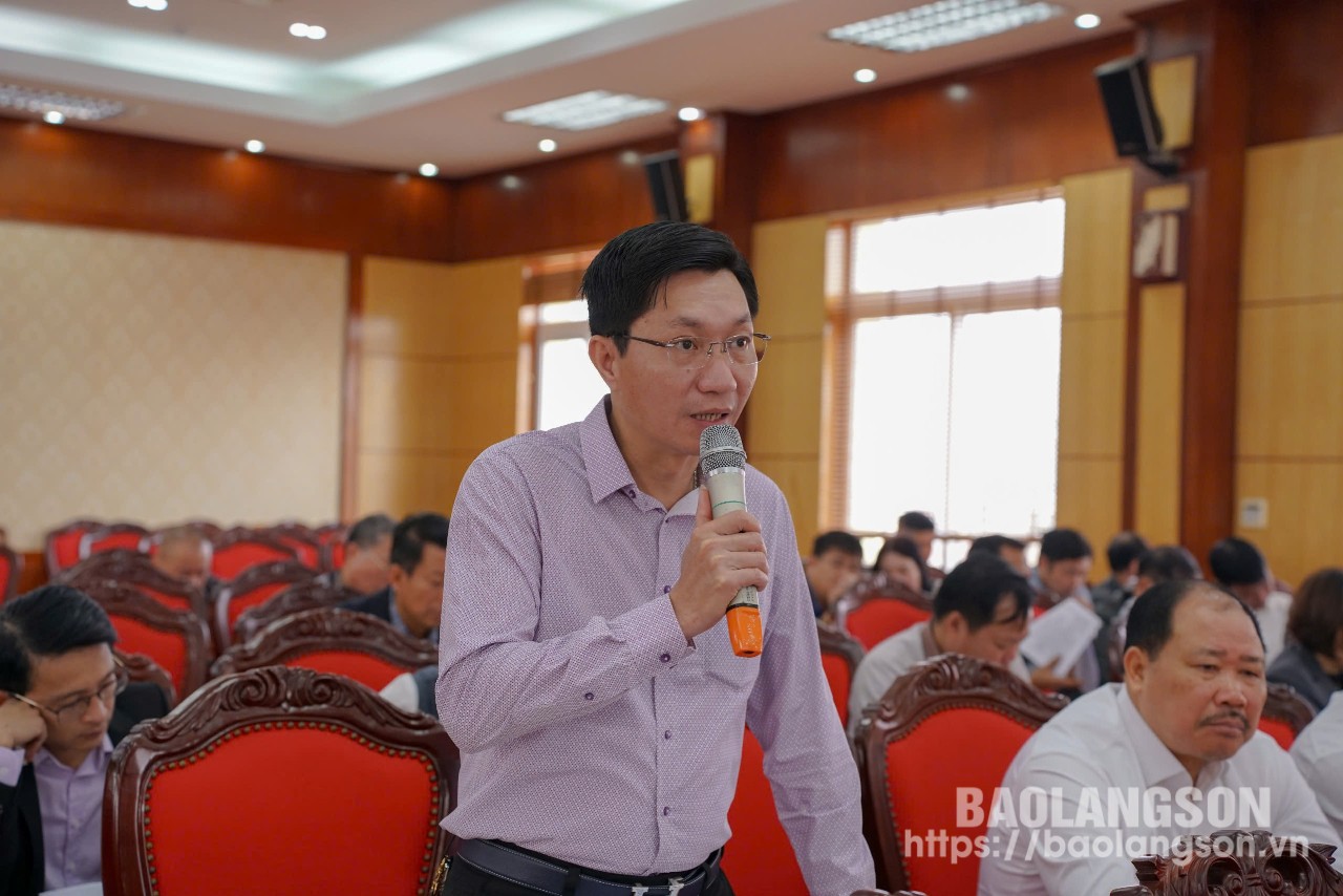 Đại diện Ban Quản lý dự án đầu tư xây dựng tỉnh nêu kiến nghị tại hội nghị