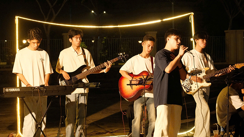 Los miembros del Club de Guitarra Ba Ria se sumergen en la música.