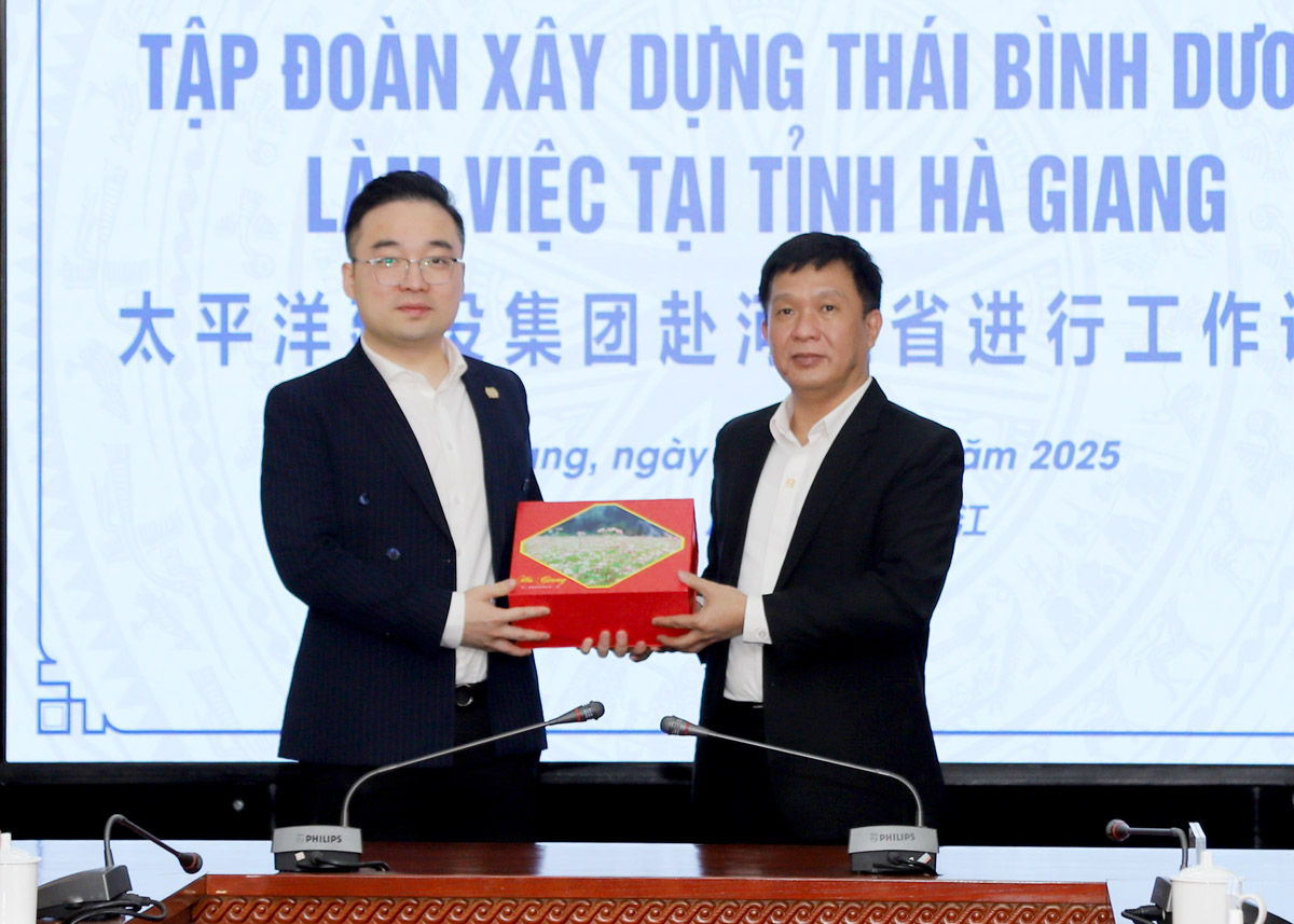 Giám đốc Sở Ngoại vụ Đỗ Thái Hòa tặng quà cho thành viên Tập đoàn.