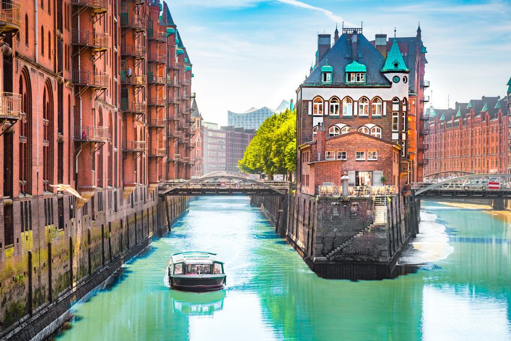 Von historischen Straßen bis hin zu pulsierenden Einkaufszentren hat jede Ecke in Hamburg eine interessante Geschichte zu erzählen und sorgt für ein einzigartiges und unvergessliches Erlebnis.