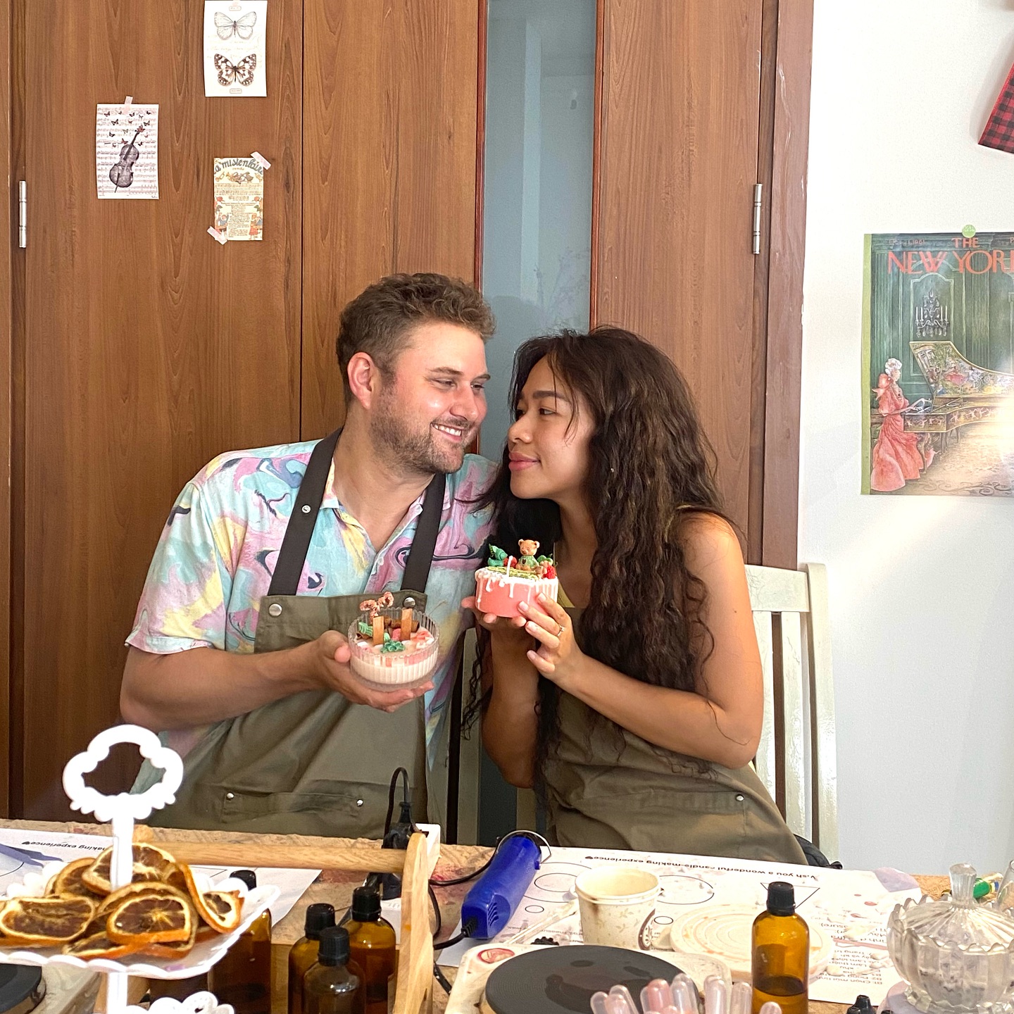 Foreign tourists enjoy the scented candle making experience at The Town Diy. Photo: H.L